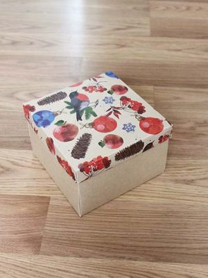 КРАФТ КОРОБКИ «ЗИМНИЙ ПРИНТ СО СНЕГИРЯМИ И ШАРАМИ» (18х11 см; 20х20 см)