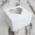 Белая коробка с окном в форме сердца