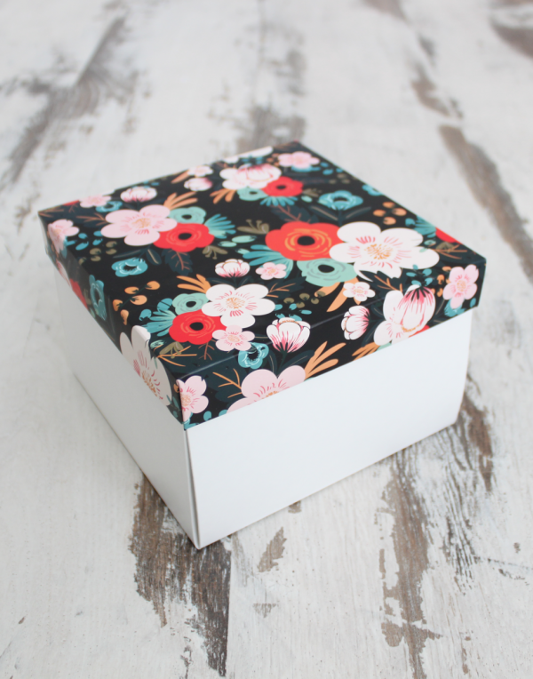 Белая коробка с цветочным рисунком