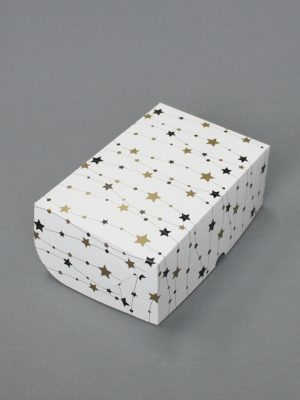 КОРОБКИ БЕЛЫЕ MUFFINS 235 ГР\М2 «ГИРЛЯНДА С ЧЁРНЫМИ И ЗОЛОТЫМИ ЗВЁЗДАМИ» (17х17х10 СМ, 25х17х10 СМ)