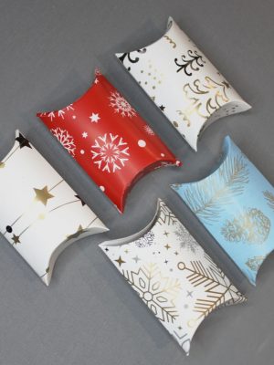 КОРОБКИ ПИЛЛОУБОКС С НОВОГОДНИМИ ПРИНТАМИ (6,5Х9Х2 СМ)