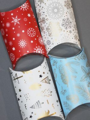 КОРОБКИ ПИЛЛОУБОКС С НОВОГОДНИМИ ПРИНТАМИ (12х12х5 см)