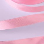 атласная лента розового цвета