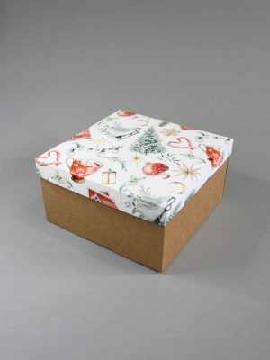 КОРОБКИ КРАФТ ДНО ИЗ МИКРОГОФРОКАРТОНА + КРЫШКА «НОВОГОДНИЙ УЮТ: КРАСНЫЕ ДОМИКИ, КОНЬКИ, СЛАДОСТИ И ДЕКОР» (20х20 см, 24х24 см)