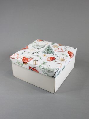 КОРОБКИ БЕЛОЕ ДНО 270 гр/м2 + КРЫШКА «НОВОГОДНИЙ УЮТ: КРАСНЫЕ ДОМИКИ, КОНЬКИ, СЛАДОСТИ И ДЕКОР» (20х20 см, 24х24 см)
