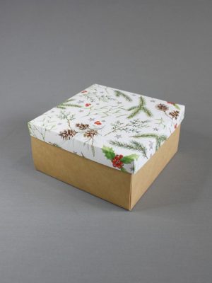 КОРОБКИ КРАФТ ДНО 270 гр/м2 + КРЫШКА «ЗИМНЯЯ ФЛОРИСТИКА: ШИШКИ, ХВОЯ, ОМЕЛА, КРАСНЫЕ ЯГОДЫ И ЗОЛОТЫЕ ЗВЁЗДЫ» (20х20 см, 24х24 см)