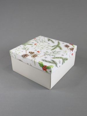 КОРОБКИ БЕЛОЕ ДНО 270 гр/м2 + КРЫШКА «ЗИМНЯЯ ФЛОРИСТИКА: ШИШКИ, ХВОЯ, ОМЕЛА, КРАСНЫЕ ЯГОДЫ И ЗОЛОТЫЕ ЗВЁЗДЫ» (20х20 см, 24х24 см)