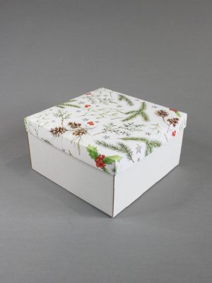 КОРОБКИ БЕЛОЕ ДНО ИЗ МИКРОГОФРОКАРТОНА + КРЫШКА «ЗИМНЯЯ ФЛОРИСТИКА: ШИШКИ, ХВОЯ, ОМЕЛА, КРАСНЫЕ ЯГОДЫ И ЗОЛОТЫЕ ЗВЁЗДЫ» (20х20 см, 24х24 см)