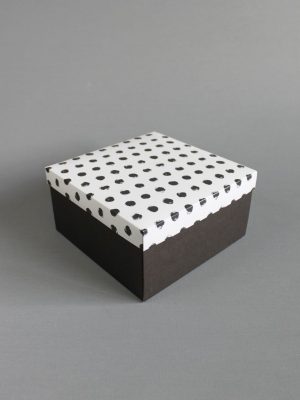 КОРОБКИ ЧЁРНОЕ ДНО ИЗ МИКРОГОФРОКАРТОНА + КРЫШКА С ПРИНТОМ «ЧЁРНЫЙ ГОРОХ» (10,5х10,5 см, 18х11 см, 15х15 см, 20х20 СМ, 24х24 СМ, 33х30 СМ)