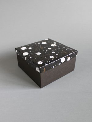 КОРОБКИ ЧЁРНОЕ ДНО ИЗ МИКРОГОФРОКАРТОНА + КРЫШКА С ПРИНТОМ “КОСМОС” С ЗОЛОТЫМ ЦВЕТОМ (10,5х10,5 см, 18х11 см, 15х15 см, 20х20 СМ, 24х24 СМ, 33х30 СМ)