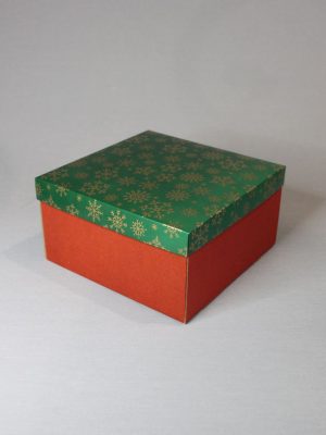 КОРОБКИ С КРАСНЫМ ДНОМ ИЗ МИКРОГОФРОКАРТОНА + КРЫШКА С ЗОЛОТЫМИ СНЕЖИНКАМИ НА ЗЕЛЁНОМ ФОНЕ (20х20х15 см, 24х24х7\14 см, 33х30х5\10\15 см)