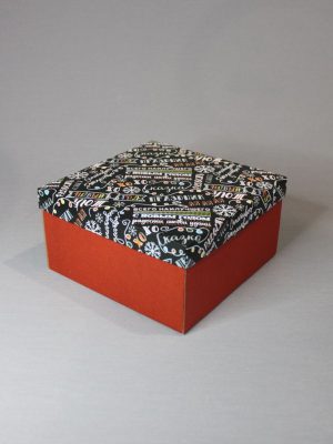 КОРОБКИ С КРАСНЫМ ДНОМ ИЗ МИКРОГОФРОКАРТОНА И КРЫШКОЙ С БЕЛЫМ ОБОРОТОМ С ПРИНТОМ “ПОЗДРАВЛЕНИЯ НА ЧЁРНОЙ МЕЛОВОЙ ДОСКЕ” (20х20х15 см, 24х24х7\14 см)