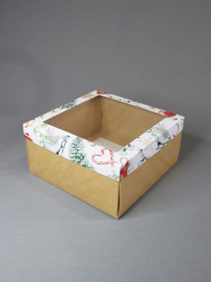 КОРОБКИ 270 гр/м2 С КРАФТ ДНОМ И БЕЛОЙ КРЫШКОЙ С ПРИНТОМ «НОВОГОДНИЙ УЮТ: КРАСНЫЕ ДОМИКИ, КОНЬКИ, СЛАДОСТИ И ДЕКОР» И С ОКНОМ (10,5х10,5 СМ, 20х20 СМ, 24х24 СМ)