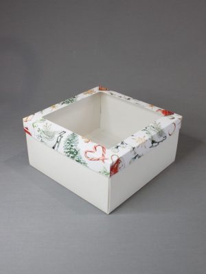 КОРОБКИ 270 гр/м2 С БЕЛЫМ ДНОМ И БЕЛОЙ КРЫШКОЙ С ПРИНТОМ «НОВОГОДНИЙ УЮТ: КРАСНЫЕ ДОМИКИ, КОНЬКИ, СЛАДОСТИ И ДЕКОР» И С ОКНОМ  (10,5х10,5 СМ, 20х20 СМ, 24х24 СМ)