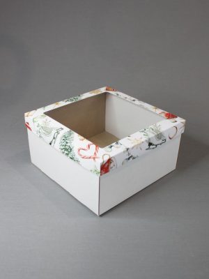КОРОБКИ С БЕЛЫМ ДНОМ ИЗ МИКРОГОФРОКАРТОНА И БЕЛОЙ КРЫШКОЙ С ПРИНТОМ «НОВОГОДНИЙ УЮТ: КРАСНЫЕ ДОМИКИ, КОНЬКИ, СЛАДОСТИ И ДЕКОР» И С ОКНОМ (10,5х10,5 СМ, 20х20 СМ, 24х24 СМ, 27х27 СМ, 34х24 СМ, 33х30 СМ)