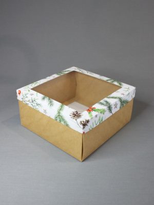 КОРОБКИ 270 гр/м2 С КРАФТ ДНОМ И БЕЛОЙ КРЫШКОЙ С ПРИНТОМ «ЗИМНЯЯ ФЛОРИСТИКА: ШИШКИ, ХВОЯ, ОМЕЛА, КРАСНЫЕ ЯГОДЫ И ЗОЛОТЫЕ ЗВЁЗДЫ» И С ОКНОМ (10,5х10,5 СМ, 20х20 СМ, 24х24 СМ)
