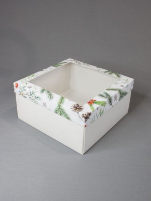 КОРОБКИ 270 гр/м2 С БЕЛЫМ ДНОМ И БЕЛОЙ КРЫШКОЙ С ПРИНТОМ «ЗИМНЯЯ ФЛОРИСТИКА: ШИШКИ, ХВОЯ, ОМЕЛА, КРАСНЫЕ ЯГОДЫ И ЗОЛОТЫЕ ЗВЁЗДЫ» И С ОКНОМ  (10,5х10,5 СМ, 20х20 СМ, 24х24 СМ)