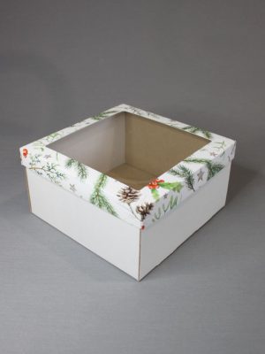 КОРОБКИ С БЕЛЫМ ДНОМ ИЗ МИКРОГОФРОКАРТОНА И БЕЛОЙ КРЫШКОЙ С ПРИНТОМ «ЗИМНЯЯ ФЛОРИСТИКА: ШИШКИ, ХВОЯ, ОМЕЛА, КРАСНЫЕ ЯГОДЫ И ЗОЛОТЫЕ ЗВЁЗДЫ» И С ОКНОМ (10,5х10,5 СМ, 20х20 СМ, 24х24 СМ, 27х27 СМ, 34х24 СМ, 33х30 СМ)