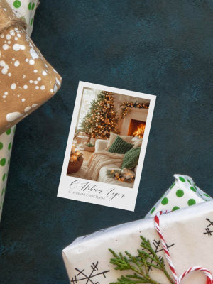 ОТКРЫТКА С ФОТО НОВОГОДНЕЙ ГОСТИННОЙ С БЕЛЫМ ДИВАНОМ С ЗЕЛЁНЫМИ ПОДУШКАМИ И ЁЛКОЙ, С ТЕКСТОМ “С НОВЫМ ГОДОМ, НОВЫМ СЧАСТЬЕМ” (6 х 9 см)