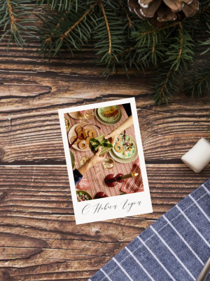 ОТКРЫТКА С ФОТО НОВОГОДНЕГО СТОЛА, РУКИ С ПОДАРКОМ И ТЕКСТОМ "С НОВЫМ ГОДОМ" (6 х 9 см)