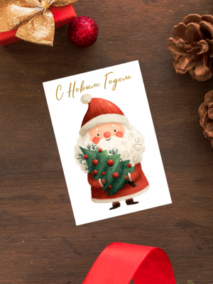 ОТКРЫТКА С ИЛЛЮСТРАЦИЕЙ ДЕДА МОРОЗА С НОВОГОДНЕЙ ЁЛОЧКОЙ В РУКАХ И БЕЖЕВЫМ ТЕКСТОМ “С НОВЫМ ГОДОМ” (6 х 9 см)