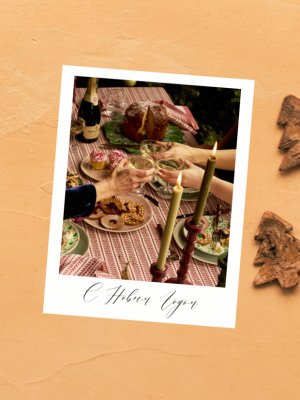 ОТКРЫТКА С ФОТО ПРАЗДНИЧНОГО СТОЛА, РУК С БОКАЛАМИ И ТЕКСТОМ "С НОВЫМ ГОДОМ" (7,5х10 см)