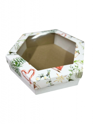 ШЕСТИГРАННЫЕ КОРОБКИ С БЕЛЫМ ДНОМ ИЗ МИКРОГОФРОКАРТОНА И БЕЛОЙ КРЫШКОЙ С ПРИНТОМ «НОВОГОДНИЙ УЮТ: КРАСНЫЕ ДОМИКИ, КОНЬКИ, СЛАДОСТИ И ДЕКОР» И С ОКНОМ (15Х15Х7\10 СМ, 20Х20Х6\10 СМ, 25Х25Х4\10 СМ)