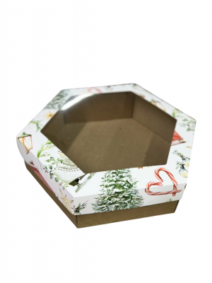 ШЕСТИГРАННЫЕ КОРОБКИ С КРАФТ ДНОМ ИЗ МИКРОГОФРОКАРТОНА И БЕЛОЙ КРЫШКОЙ С ПРИНТОМ «НОВОГОДНИЙ УЮТ: КРАСНЫЕ ДОМИКИ, КОНЬКИ, СЛАДОСТИ И ДЕКОР» И С ОКНОМ (15Х15Х7\10 СМ, 20Х20Х6\10 СМ, 25Х25Х4\10 СМ)