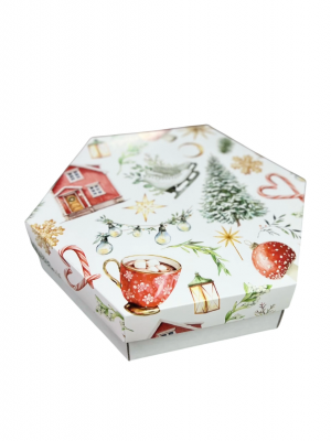 ШЕСТИГРАННЫЕ КОРОБКИ С БЕЛЫМ ДНОМ ИЗ МИКРОГОФРОКАРТОНА И БЕЛОЙ КРЫШКОЙ С ПРИНТОМ «НОВОГОДНИЙ УЮТ: КРАСНЫЕ ДОМИКИ, КОНЬКИ, СЛАДОСТИ И ДЕКОР» (15Х15Х7\10 СМ, 20Х20Х6\10 СМ, 25Х25Х4\10 СМ)