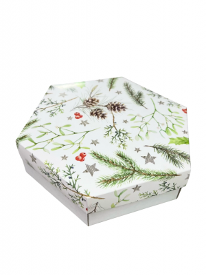 ШЕСТИГРАННЫЕ КОРОБКИ С БЕЛЫМ ДНОМ ИЗ МИКРОГОФРОКАРТОНА И БЕЛОЙ КРЫШКОЙ С ПРИНТОМ «ЗИМНЯЯ ФЛОРИСТИКА: ШИШКИ, ХВОЯ, ОМЕЛА, КРАСНЫЕ ЯГОДЫ И ЗОЛОТЫЕ ЗВЁЗДЫ» (15Х15Х7\10 СМ, 20Х20Х6\10 СМ, 25Х25Х4\10 СМ)