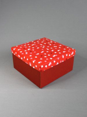 КОРОБКИ КРАСНОЕ ДНО ИЗ МИКРОГОФРОКАРТОНА + КРЫШКА С ПРИНТОМ «Конфетти из сердечек на красном фоне» (10,5х10,5 см, 15х15 см, 20х20 СМ, 24х24 СМ, 33х30 СМ)