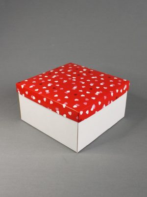 КОРОБКИ БЕЛОЕ ДНО ИЗ МИКРОГОФРОКАРТОНА + КРЫШКА С ПРИНТОМ «Конфетти из сердечек на красном фоне» (10,5х10,5 СМ, 18х11 СМ, 15х15 СМ, 20х20 СМ, 24х24 СМ, 33х30 СМ)