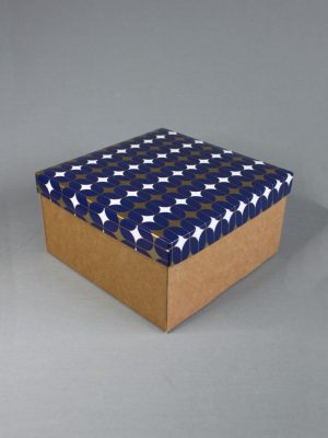 КОРОБКИ КРАФТ ДНО ИЗ МИКРОГОФРОКАРТОНА + КРЫШКА С ПРИНТОМ «Сине-золотой узор Арт-Деко» (10,5х10,5 СМ, 18х11 СМ, 15х15 СМ, 20х20 СМ, 24х24 СМ, 33х30 СМ)