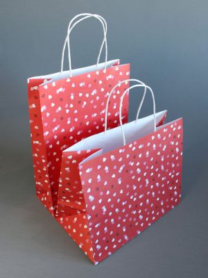 БЕЛЫЙ ПАКЕТ С ПРИНТОМ «Конфетти из сердечек на красном фоне» (от маленьких до больших)