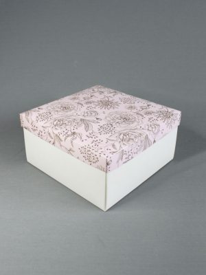 КОРОБКИ БЕЛОЕ ДНО 270 гр/м2 + КРЫШКА С ПРИНТОМ «Золотые цветы на розовом фоне» (10,5х10,5 СМ, 18х11 СМ, 15х15 СМ, 20х20 СМ, 24х24 СМ)