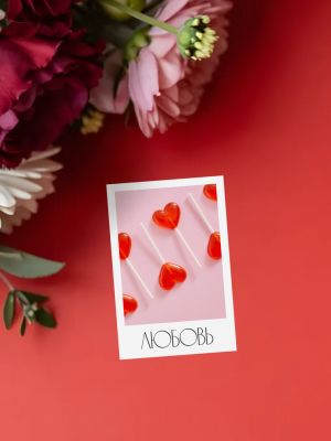 МИНИ-ОТКРЫТКА С БЕЛОЙ РАМКОЙ С ФОТО ЛЕДЕНЦОВ НА ПАЛОЧКАХ В ФОРМЕ КРАСНЫХ СЕРДЕЦ И ТЕКСТОМ "ЛЮБОВЬ" (6х9 см)