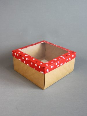 КОРОБКИ 270 гр/м2 КРАФТ ДНО + КРЫШКА С ОКНОМ С ПРИНТОМ «Конфетти из сердечек на красном фоне» (20х20 СМ)