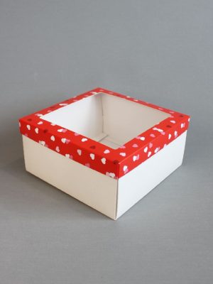 КОРОБКИ 270 гр/м2 С БЕЛОЕ ДНО + КРЫШКА С ОКНОМ С ПРИНТОМ «Конфетти из сердечек на красном фоне» (20х20 СМ)