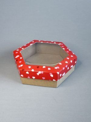 ШЕСТИГРАННЫЕ КОРОБКИ С КРАФТ ДНОМ ИЗ МИКРОГОФРОКАРТОНА + КРЫШКА С ОКНОМ С ПРИНТОМ «Конфетти из сердечек на красном фоне» (15Х15Х7\10 СМ, 20Х20Х6\10 СМ, 25Х25Х4\10 СМ)