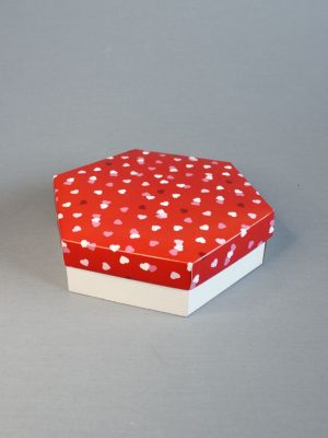 ШЕСТИГРАННЫЕ КОРОБКИ С БЕЛЫМ ДНОМ ИЗ МИКРОГОФРОКАРТОНА + КРЫШКА С ПРИНТОМ «Конфетти из сердечек на красном фоне» (15Х15Х7\10 СМ, 20Х20Х6\10 СМ, 25Х25Х4\10 СМ)