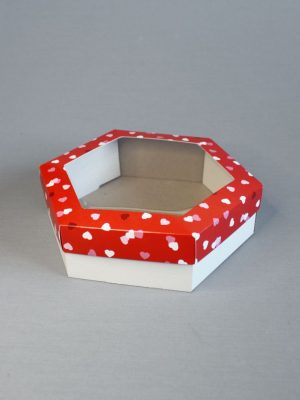 ШЕСТИГРАННЫЕ КОРОБКИ С БЕЛЫМ ДНОМ ИЗ МИКРОГОФРОКАРТОНА + КРЫШКА С ОКНОМ С ПРИНТОМ «Конфетти из сердечек на красном фоне» (15Х15Х7\10 СМ, 20Х20Х6\10 СМ, 25Х25Х4\10 СМ)