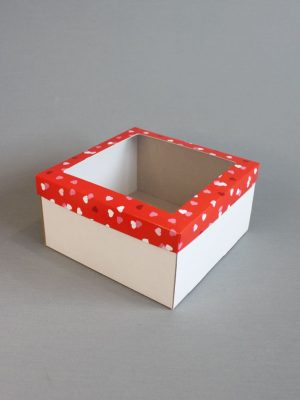 КОРОБКИ С БЕЛЫМ ДНОМ ИЗ МИКРОГОФРОКАРТОНА + КРЫШКА С ОКНОМ С ПРИНТОМ «Конфетти из сердечек на красном фоне» (20х20 СМ)