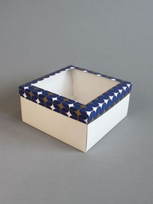 КОРОБКИ 270 гр/м2 С БЕЛОЕ ДНО + КРЫШКА С ОКНОМ С ПРИНТОМ «Сине-золотой узор Арт-Деко» (20х20 СМ)