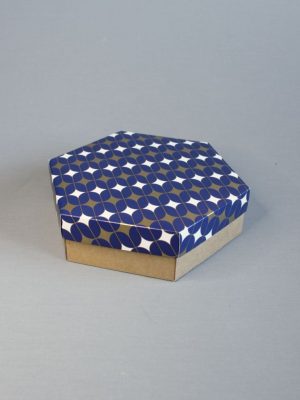 ШЕСТИГРАННЫЕ КОРОБКИ С КРАФТ ДНОМ ИЗ МИКРОГОФРОКАРТОНА + КРЫШКА С ПРИНТОМ «Сине-золотой узор Арт-Деко» (15Х15Х7\10 СМ, 20Х20Х6\10 СМ, 25Х25Х4\10 СМ)