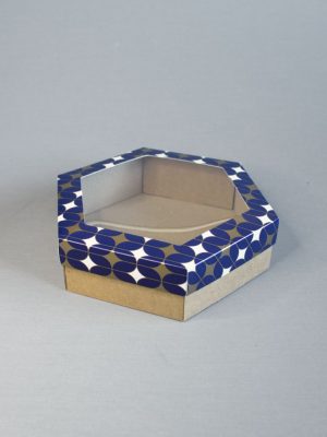ШЕСТИГРАННЫЕ КОРОБКИ С КРАФТ ДНОМ ИЗ МИКРОГОФРОКАРТОНА + КРЫШКА С ОКНОМ С ПРИНТОМ «Сине-золотой узор Арт-Деко» (15Х15Х7\10 СМ, 20Х20Х6\10 СМ, 25Х25Х4\10 СМ)