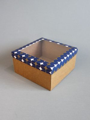 КОРОБКИ С КРАФТ ДНОМ ИЗ МИКРОГОФРОКАРТОНА + КРЫШКА С ОКНОМ С ПРИНТОМ «Сине-золотой узор Арт-Деко» (20х20 СМ)