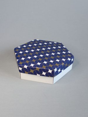 ШЕСТИГРАННЫЕ КОРОБКИ С БЕЛЫМ ДНОМ ИЗ МИКРОГОФРОКАРТОНА + КРЫШКА С ПРИНТОМ «Сине-золотой узор Арт-Деко» (15Х15Х7\10 СМ, 20Х20Х6\10 СМ, 25Х25Х4\10 СМ)