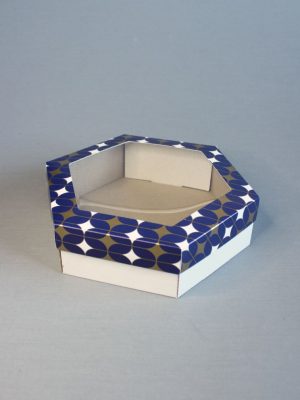 ШЕСТИГРАННЫЕ КОРОБКИ С БЕЛЫМ ДНОМ ИЗ МИКРОГОФРОКАРТОНА + КРЫШКА С ОКНОМ С ПРИНТОМ «Сине-золотой узор Арт-Деко» (15Х15Х7\10 СМ, 20Х20Х6\10 СМ, 25Х25Х4\10 СМ)