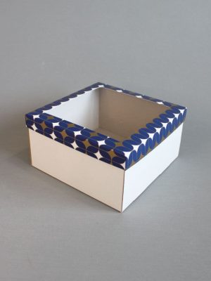 КОРОБКИ С БЕЛЫМ ДНОМ ИЗ МИКРОГОФРОКАРТОНА + КРЫШКА С ОКНОМ С ПРИНТОМ «Сине-золотой узор Арт-Деко» (20х20 СМ)