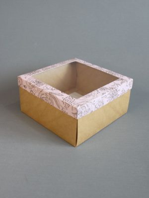 КОРОБКИ 270 гр/м2 КРАФТ ДНО + КРЫШКА С ОКНОМ С ПРИНТОМ «Золотые цветы на розовом фоне» (20х20 СМ)